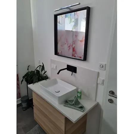Binder, Hubertusstrasse Apt 1 *